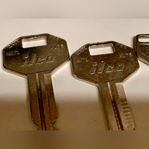 Lot of 4 1990 Vintage Toyota 4Runner Car Keys - Picture 2 of 7